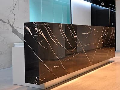 Стойки-ресепшн из искусственного камня