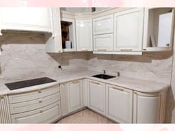 Угловая столешница для кухни со стеновой панелью