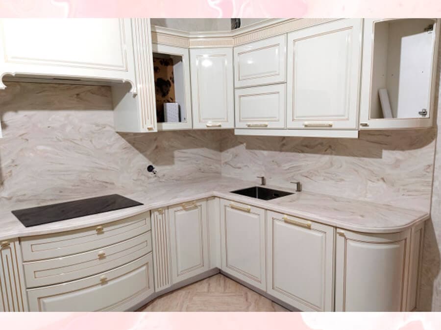 Угловая столешница для кухни со стеновой панелью