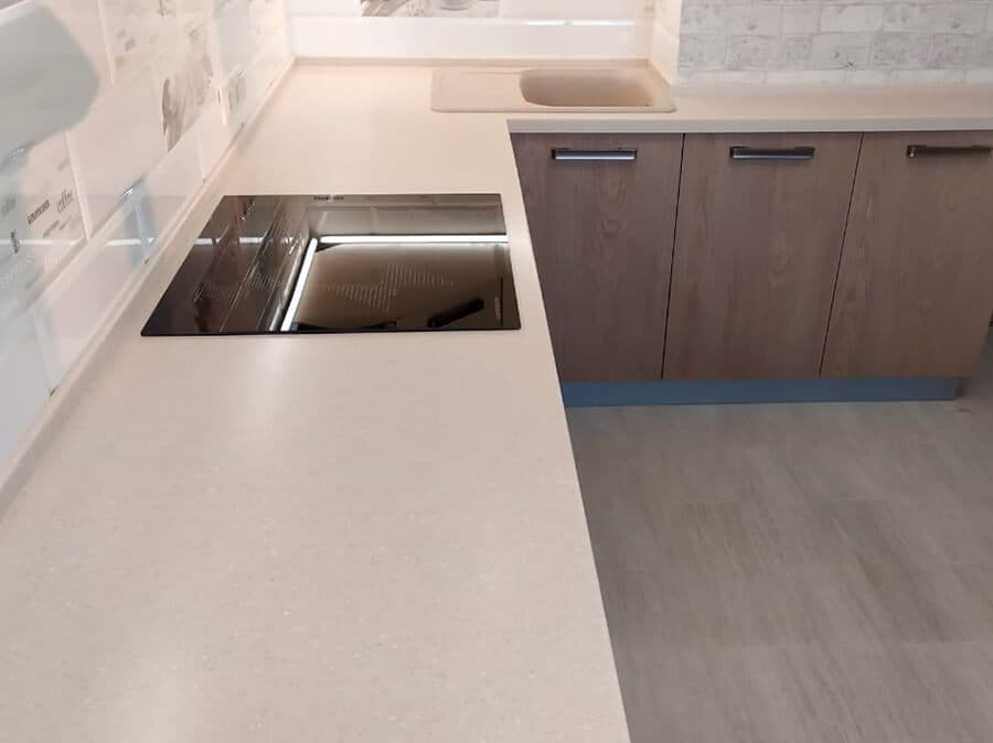 Угловая столешница с варочной панелью