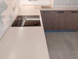 Угловая столешница с варочной панелью