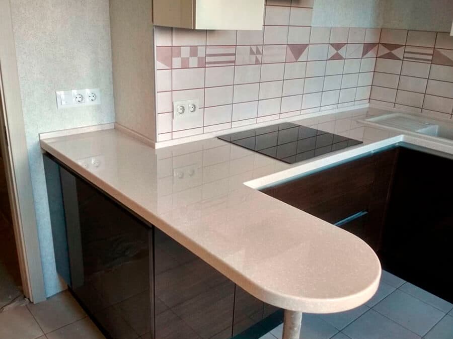 Столешница п-образной формы с барной округлой стойкой