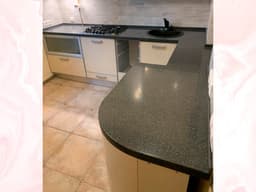 Угловая столешница для кухни с интегрированным подоконником