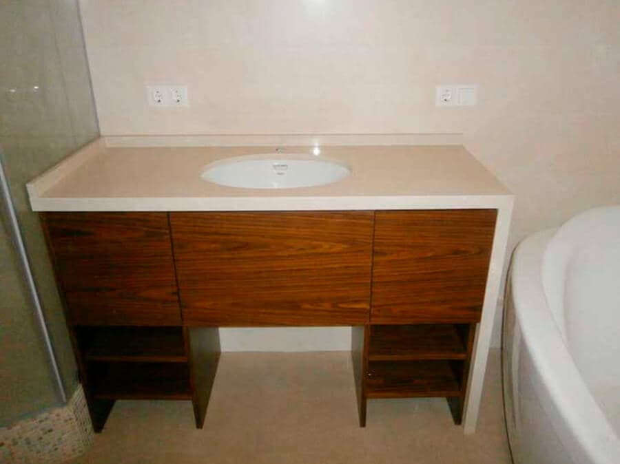 Столешница для ванной с ногой в пол