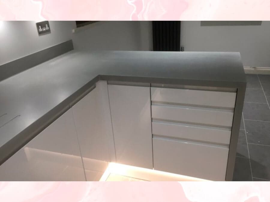 Угловая столешница с опорной ногой