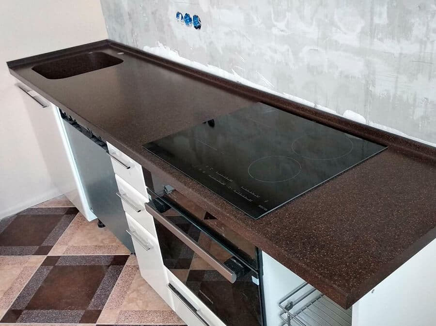 Компактная кухонная столешница с интегрированной мойкой