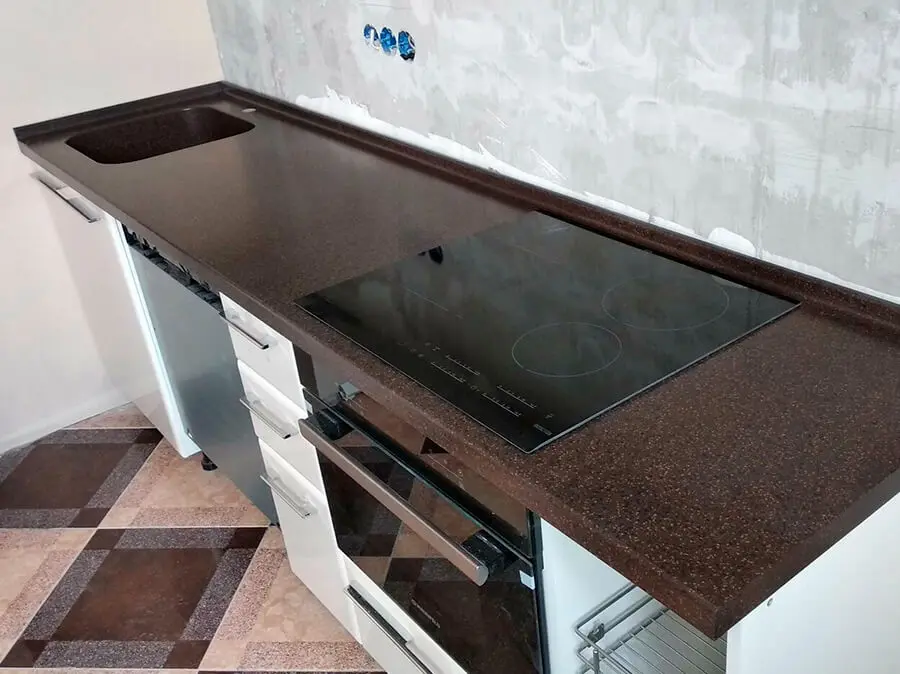 Компактная кухонная столешница с интегрированной мойкой