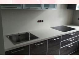 Кухонная столешница с высокими стеновыми панелями