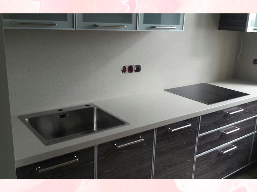 Кухонная столешница с высокими стеновыми панелями