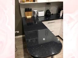 П-образная кухонная столешница с барной стойкой