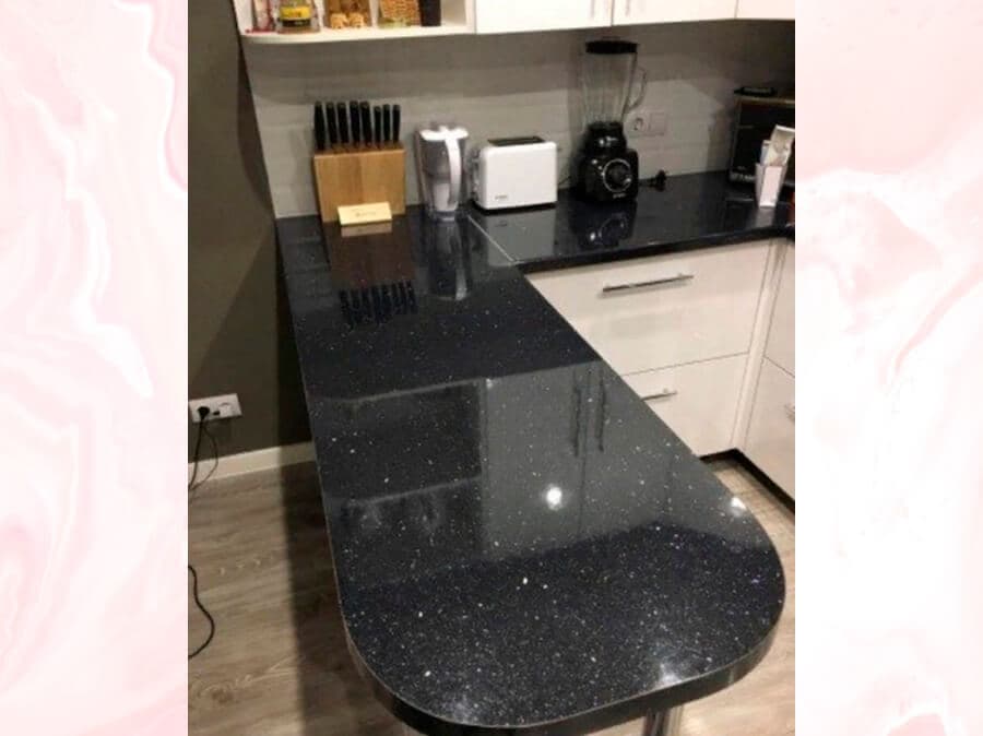 П-образная кухонная столешница с барной стойкой