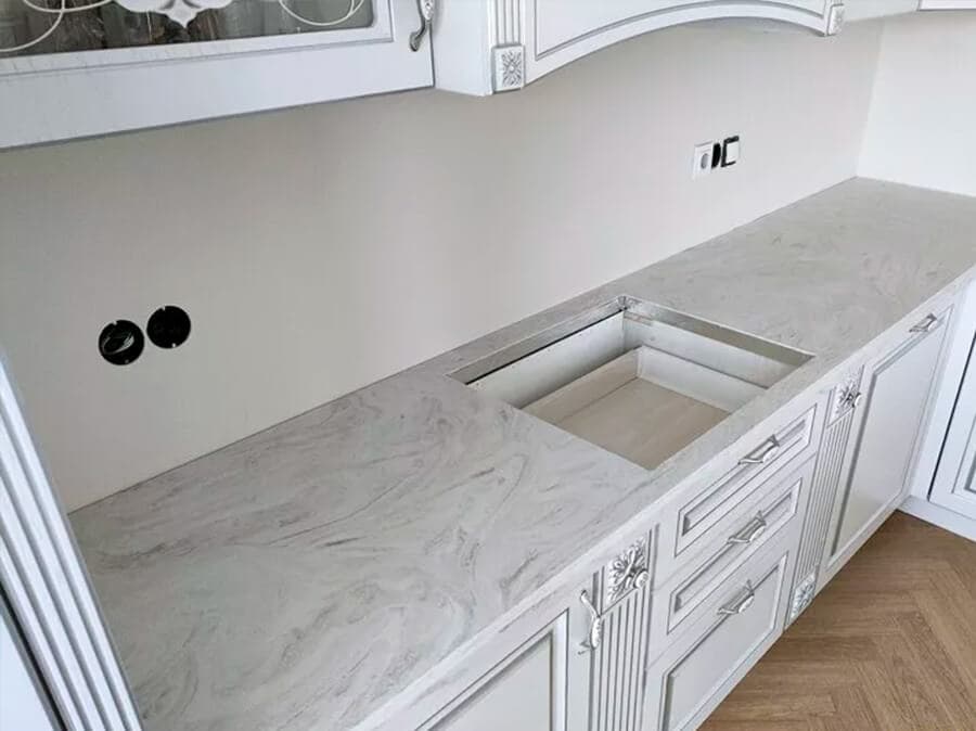 Угловая кухонная столешница в серых тонах