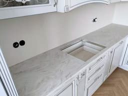 Угловая кухонная столешница в серых тонах