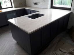 Большая п-образная кухонная столешница нестандартных размеров