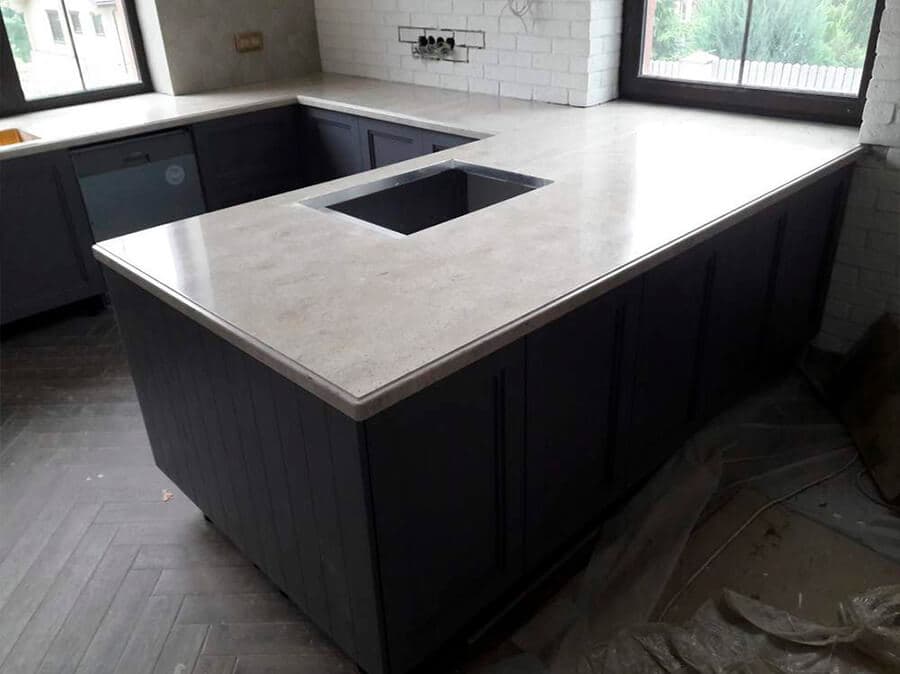 Большая п-образная кухонная столешница нестандартных размеров