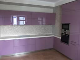 Белая угловая столешница для большой кухни