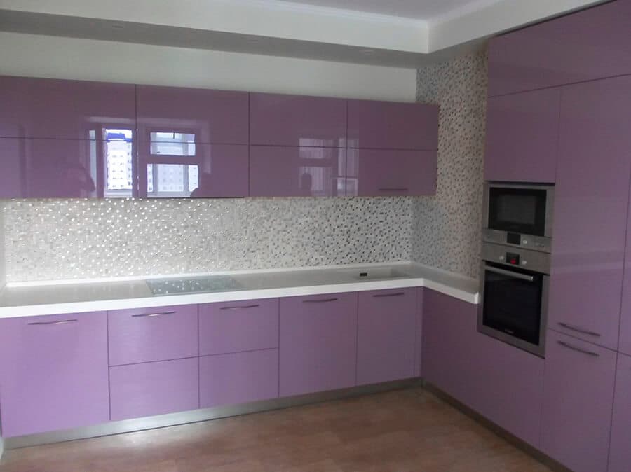 Белая угловая столешница для большой кухни