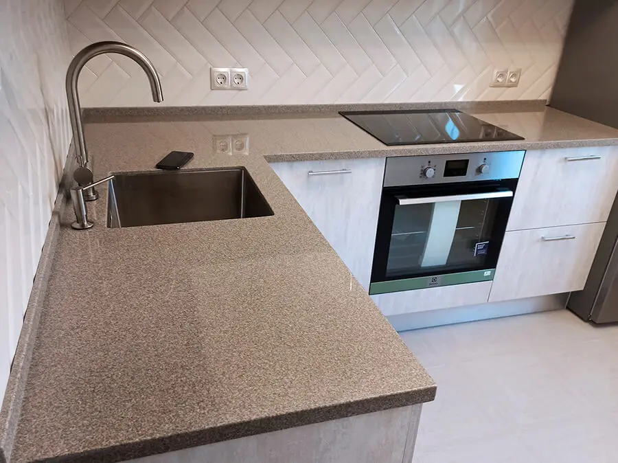 Угловая кухонная столешница с мойкой нижней подклейки