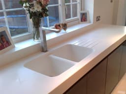 Кухонная столешница с установкой у окна