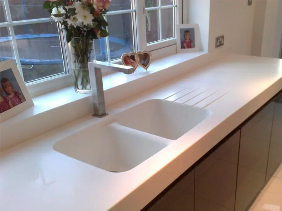 Кухонная столешница с установкой у окна