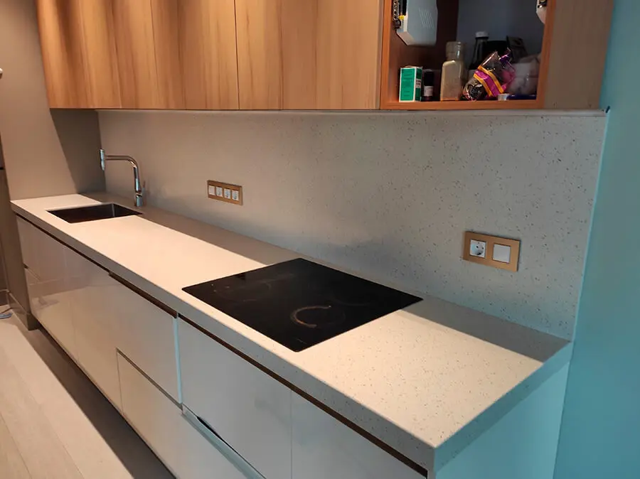 Прямая кухонная столешница со стеновой панелью