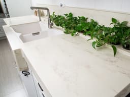 Кухонная столешница с постаментом для цветов