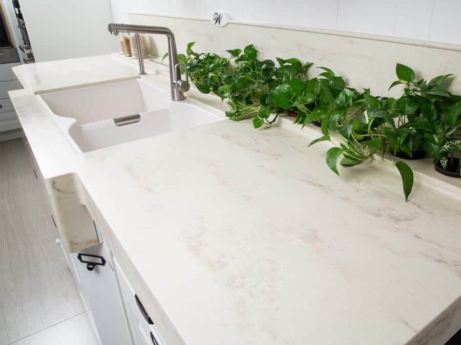 Кухонная столешница с постаментом для цветов