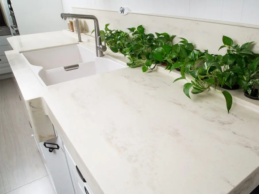 Кухонная столешница с постаментом для цветов