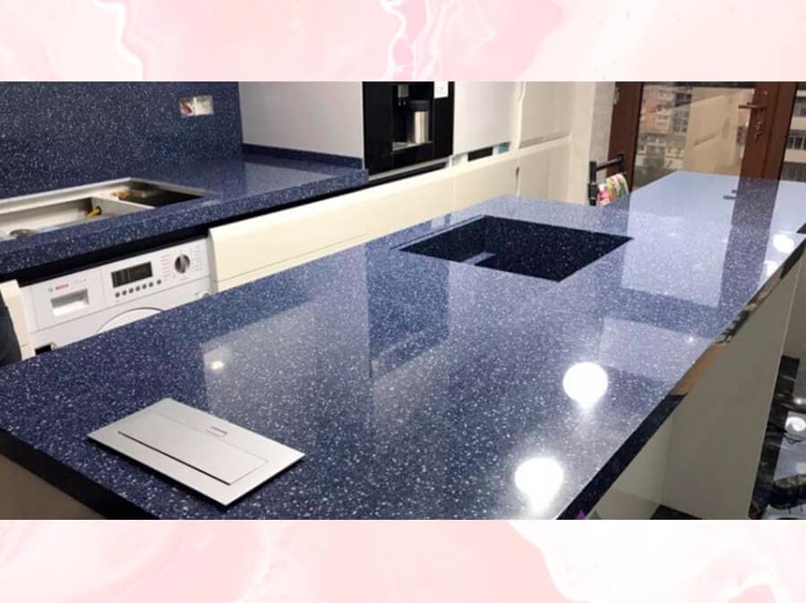 Кухонная столешница-остров с встроенными розетками и интегрированной мойкой