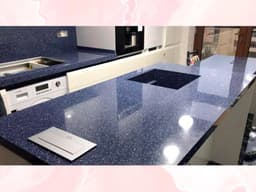 Кухонная столешница-остров с встроенными розетками и интегрированной мойкой