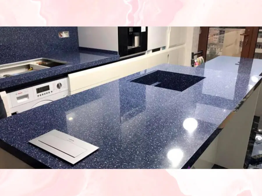 Кухонная столешница-остров с встроенными розетками и интегрированной мойкой