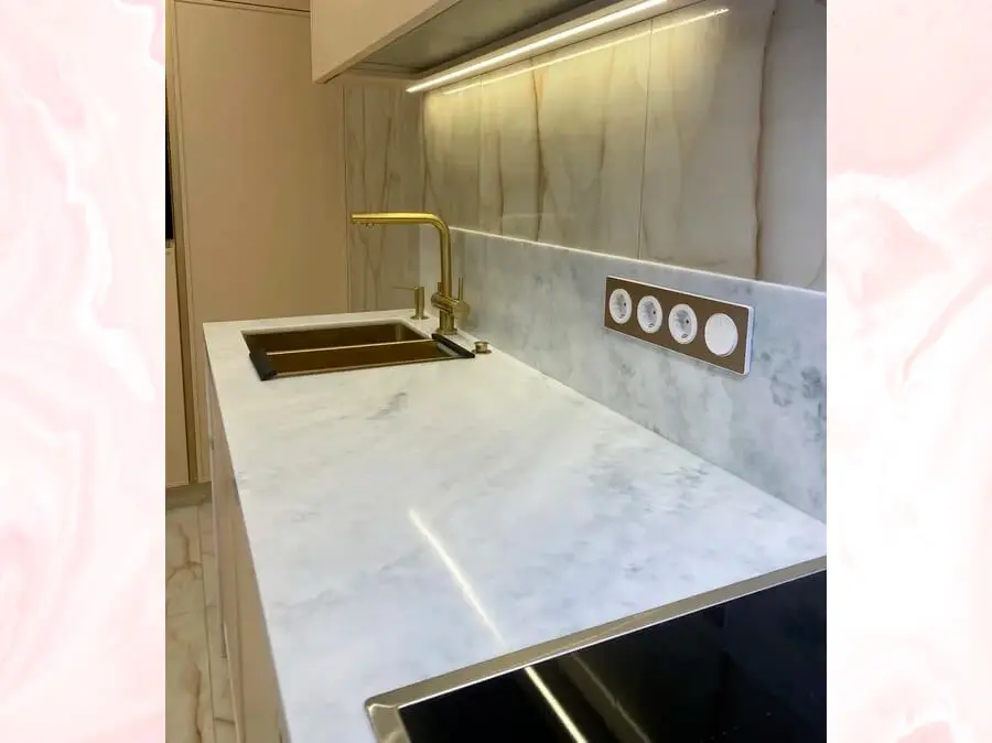 Кухонная столешница под мрамор с нижней подклейкой мойки