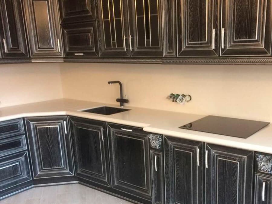 Угловая столешница со стеновой панелью