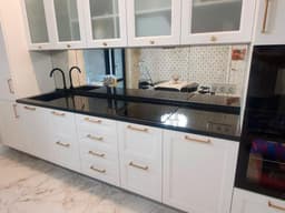 Черная глянцевая кухонная столешница