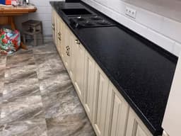 Черная прямая столешница