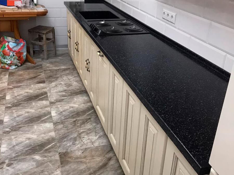 Черная прямая столешница