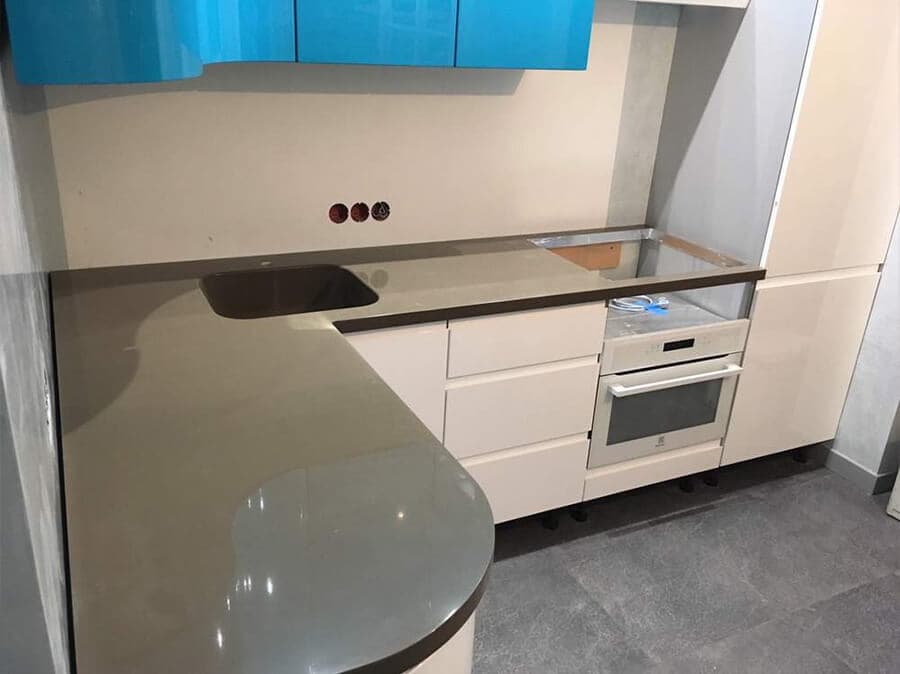 Угловая столешница с одним округлым углом