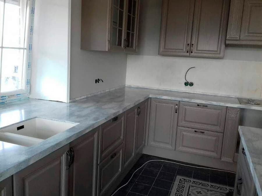 Кухонная угловая столешница с интегрированным подоконником