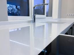 Белая глянцевая столешница