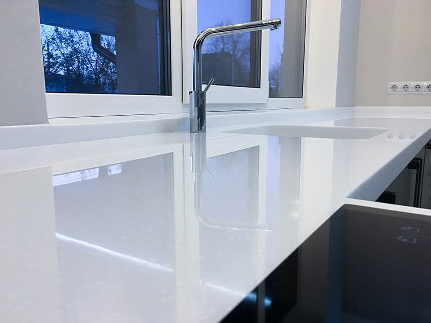 Белая глянцевая столешница