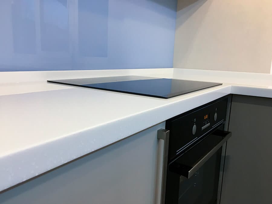 Угловая столешница с интегрированным подоконником