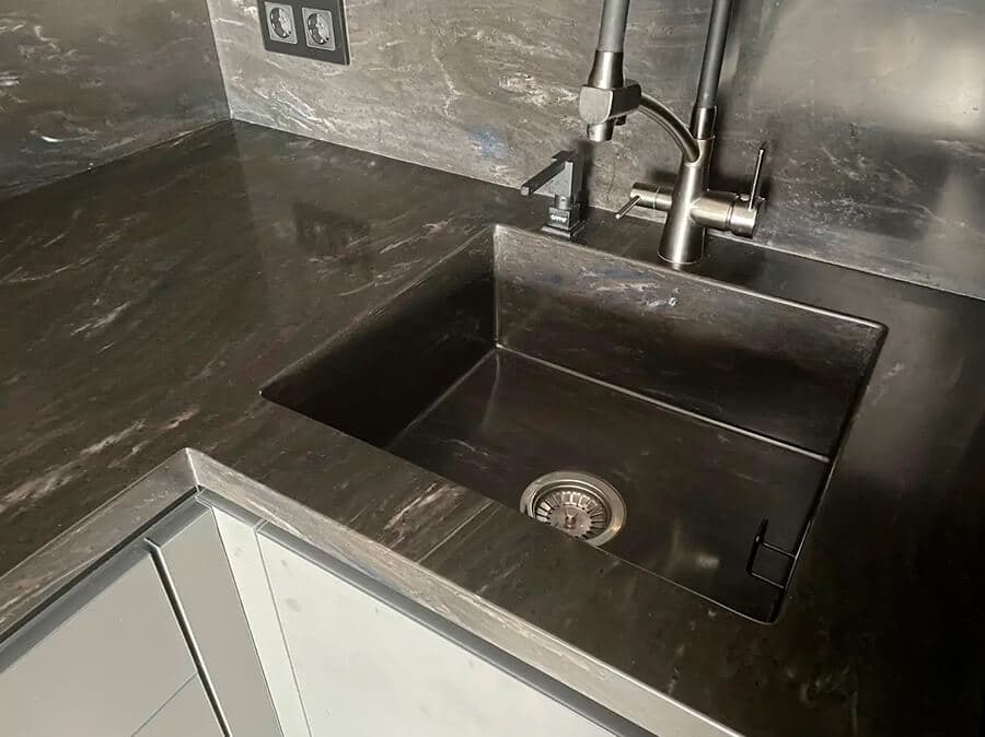 Угловая столешница со стеновой панелью