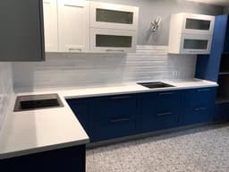 Белая угловая кухонная столешница