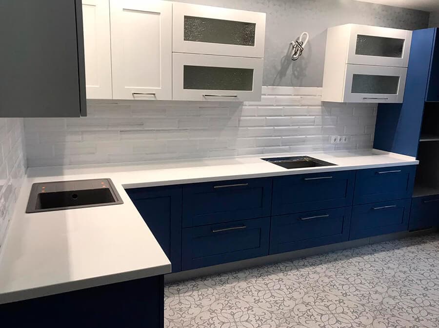 Белая угловая кухонная столешница