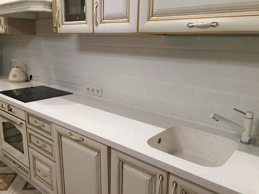 Белая кухонная столешница