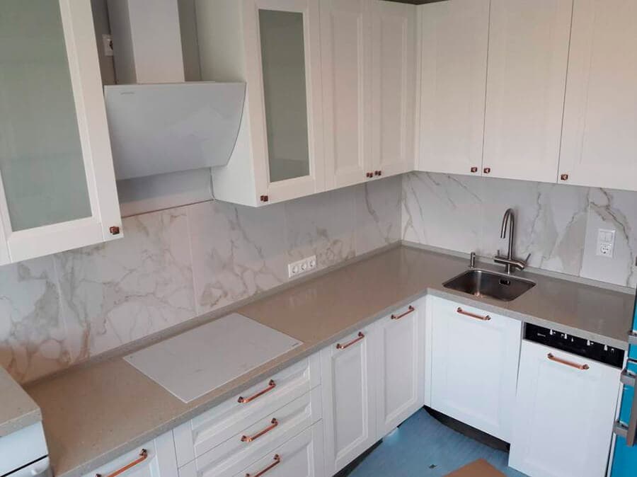 Угловая разноуровневая столешница для кухни