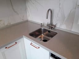 Угловая разноуровневая столешница для кухни