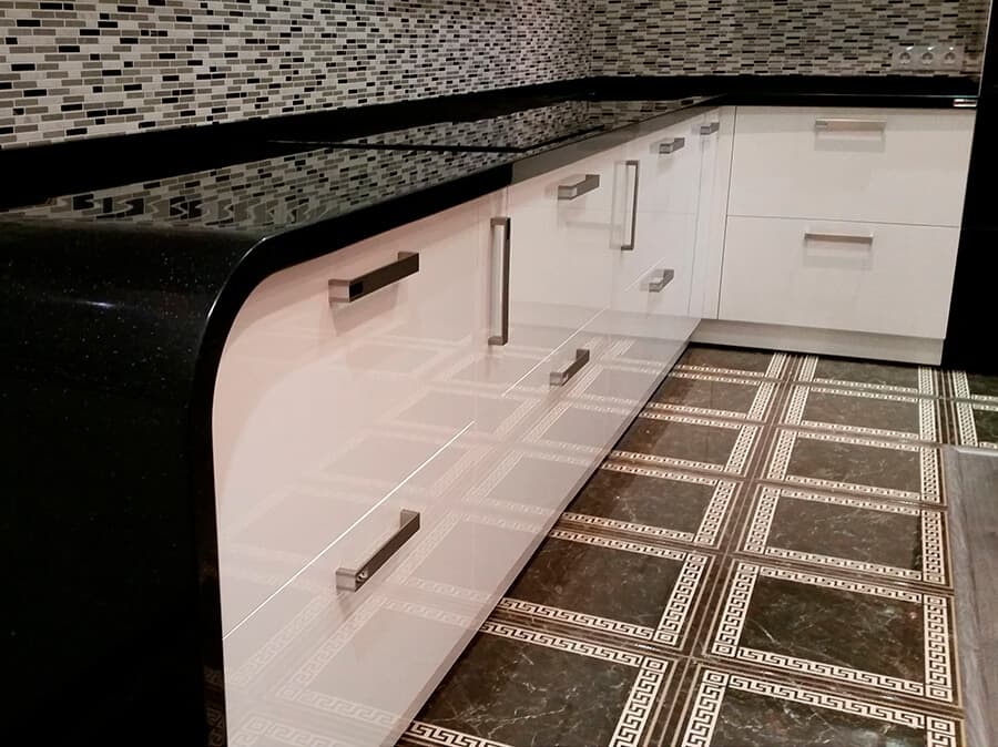 Черная кухонная столешница