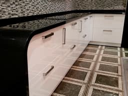 Черная кухонная столешница