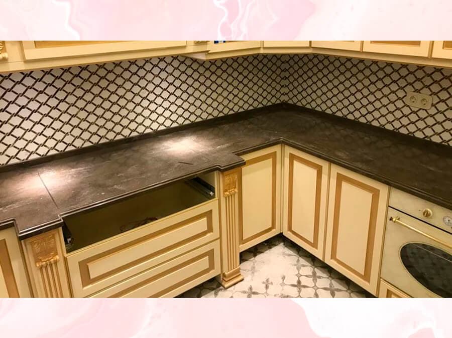 Угловая кухонная столешница в ретро стиле